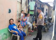 Bhabinkamtibmas Bripka Arief Sapa Warga dengan Senyum, Titip Pesan: Anak Adalah Titipan Masa Depan