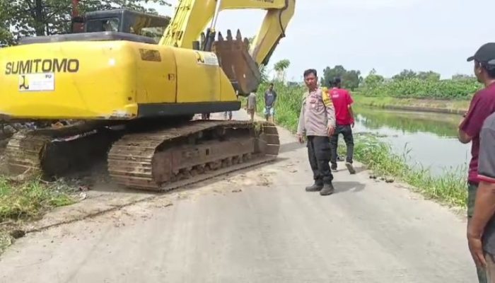 Tumpukan Sampah Picu Kecelakaan, Mobil Pick Up Tergelincir ke Kanal di Makassar