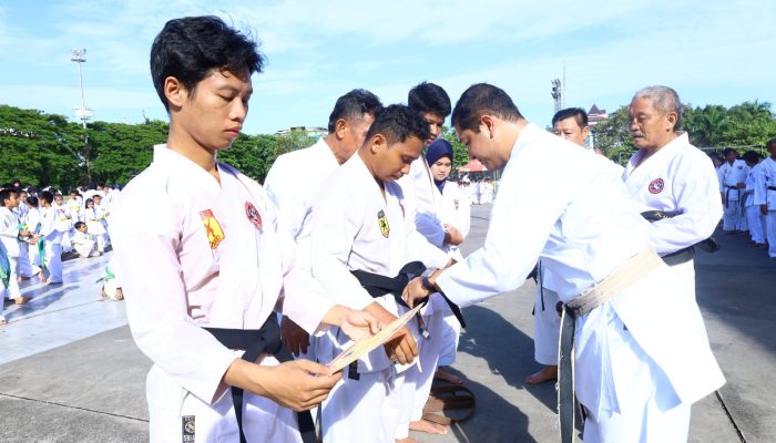 Kapolrestabes Makassar Membuka Upacara Latihan Bersama dan Ujian Penurunan Kyu Inkanas Semester I Tahun 2025