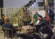 Bhabinkamtibmas Karampuang Sambangi Warga, Bagikan Nomor Kontak Darurat Polsek Panakkukang