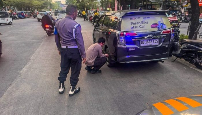 Polisi Tertibkan Parkir Liar di Sekitar Mall dan Pasar Masale Makassar