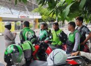 Satlantas Polrestabes Makassar Bagikan Brosur dan Himbauan Kamseltibcarlantas kepada Driver Ojol dan Bajaj