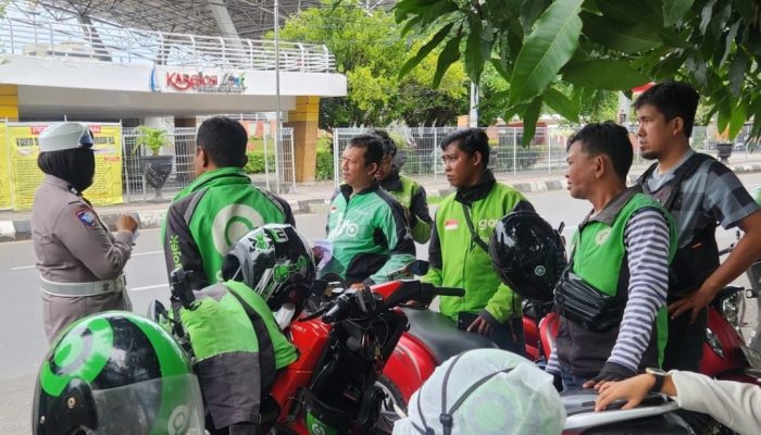 Satlantas Polrestabes Makassar Bagikan Brosur dan Himbauan Kamseltibcarlantas kepada Driver Ojol dan Bajaj