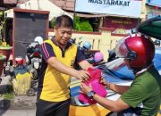 Bersama Bhayangkari Kapolsek Tallo Bagi Jumat Berkah di Depan Mako Polsek Tallo