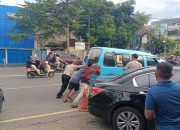 Aksi Sederhana Dampak Besar, Polisi Bantu Dorong Mobil Mogok