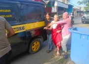 Sentuhan Kemanusiaan dari Polisi Bantu Lansia Pikun Kembali ke Rumah