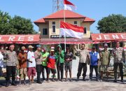 “Merdeka bersama tukang becak”.Kapolres Jeneponto beri bantuan dan Ajak Tukang Becak Pasang Bendera Merah Putih