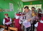 Kapolres Jeneponto datangi SD 26 Bangkala Barat, Bagikan Tas Sekolah untuk Siswa