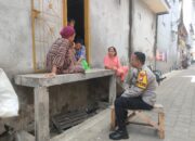 Bhabinkamtibmas Kelurahan Ujung Pandang Baru: Mengabdi untuk Masyarakat dengan Pemantauan Wilayah dan Sambang ke Rumah Warga