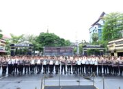 Kapolrestabes Makassar Berikan Penghargaan kepada Personel Berprestasi