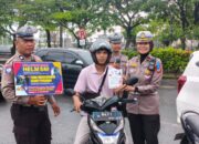 Bagi Stiker dan Leaflet, Satlantas Polrestabes Makassar Gencarkan Edukasi Pengguna Jalan Selama Operasi Zebra 2025