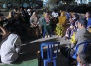 Bhabinkamtibmas Polsek Tallo Aipda Mansur Perkuat Keamanan dengan Sambang Warga di Pesisir Pantai Mangara Bombang