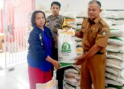 Bhabinkamtibmas Karuwisi Utara Kawal Penyaluran Beras dan Minyak Bulog Program Ketahanan Pangan