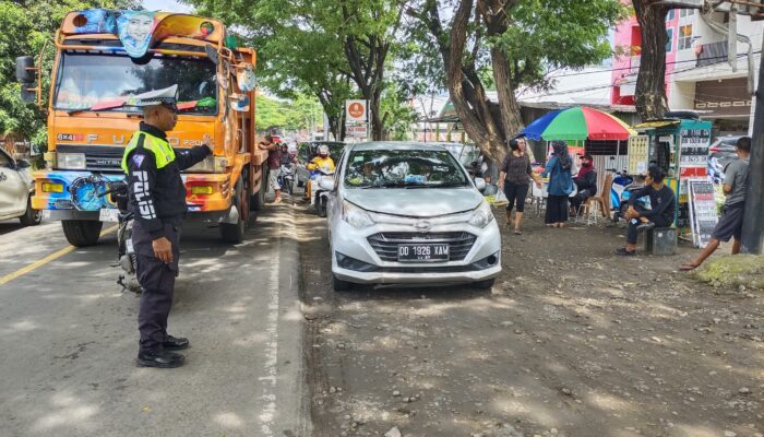 Truk Tronton Mogok di Tengah Jalan, Personel Lantas Polres Jeneponto Sigap Atur Arus
