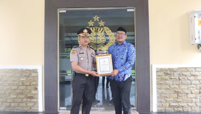 Kolaborasi Polres Jeneponto dan Pemda Kab. Jeneponto, Kabid Humas IKP Diskominfo Terima Penghargaan