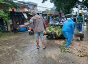 Bhabinkamtibmas Mangasa Bersama Warga Gotong Royong Bersihkan Pohon Tumbang