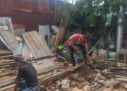 Bhabinkamtibmas Untia Bersama Pemerintah Kelurahan Bedah Rumah Warga Tidak Mampu