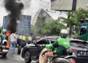 Humanis, Polisi Bersama Warga Dorong Kontainer Mogok di Jalan Alauddin–AP Pettarani