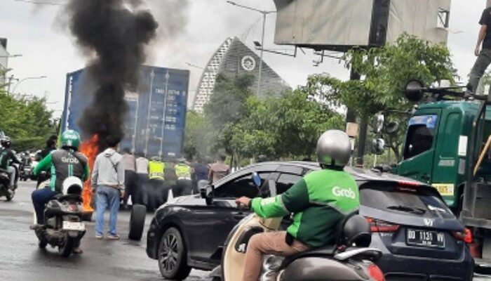 Humanis, Polisi Bersama Warga Dorong Kontainer Mogok di Jalan Alauddin–AP Pettarani