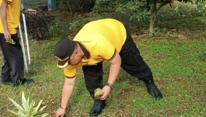 Polres Jeneponto dan Jajaran Gelar Aksi Bersih-bersih Lingkungan.