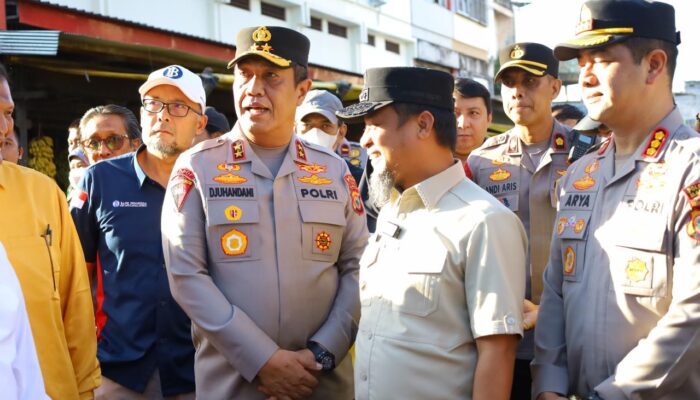 Kapolda Sulsel Bersama Gubernur Tinjau Harga Bahan Pokok di Pasar Terong Makassar