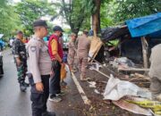 Bhabinkamtibmas Polsek Tamalate Bersama Tiga Pilar Dampingi Satpol PP Tertibkan Bangunan Liar di Kelurahan Jongaya