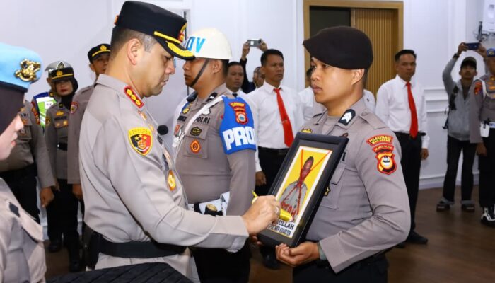 Kapolrestabes Makassar Pimpin Upacara PTDH Personel Polri yang Mangkir Lebih 500 Hari