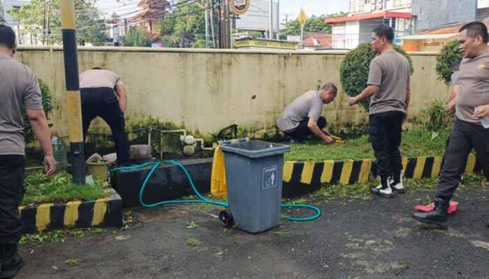 Ciptakan Kebersihan dan Kenyamanan, Personel Polsek Rappocini Gelar Kurvey di Halaman Kantor
