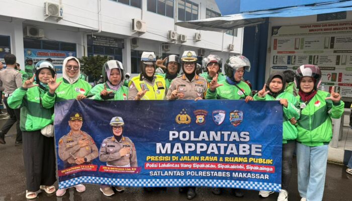 Satlantas Polrestabes Makassar Ikuti Apel Ojol Kamtibmas, Bagikan Helm kepada Pengemudi