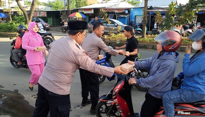 Ramadhan Berkah, Bhayangkari dan Polsek Biringkanaya Bagikan Takjil Gratis