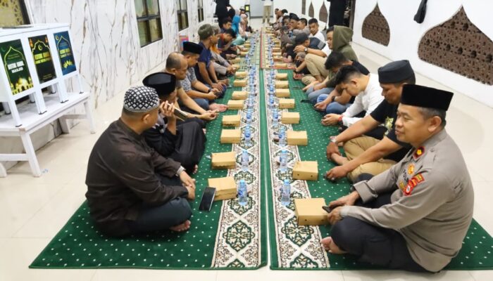 Rutin Setiap Hari selama Ramadhan, Polrestabes Makassar Gelar Buka Puasa dan Tarawih Berjamaah di Masjid Al Ikhsan