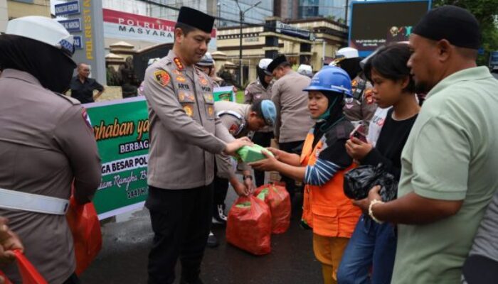 Kapolrestabes Makassar Bagi Bagi Takjil Jelang Berbuka Puasa