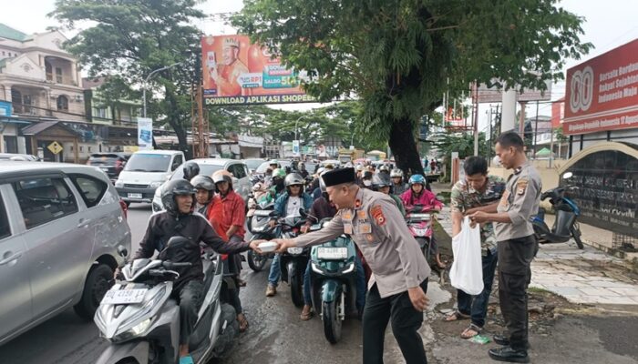 Personel Polsek Rappocini Bagikan 50 Bungkus Takjil kepada Tahanan dan Pengguna Jalan