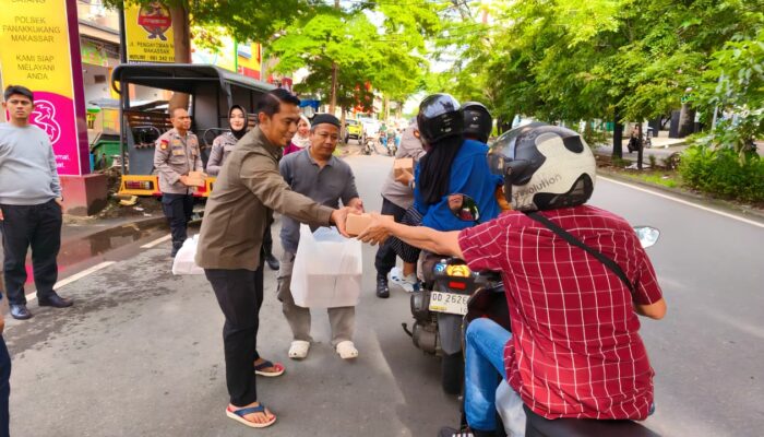 Personel Polsek Panakkukang Bagikan 60 Dos Takjil kepada Tahanan dan Warga Melintas di Depan Polsek