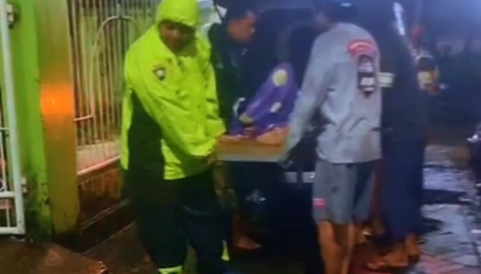 Bhabinkamtibmas Polsek Manggala Evakuasi Warga Sakit di Tengah Banjir