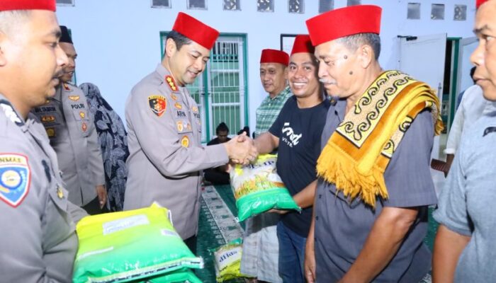 Safari Ramadhan, Kapolrestabes Makassar Serahkan Bansos dan Resmikan Tempat Wudhu