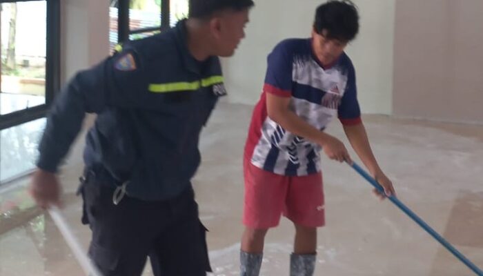 Bhabinkamtibmas Katimbang Bersama Warga Gotong Royong Bersihkan Masjid Pasca Banjir