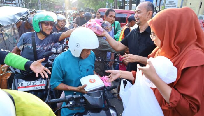 Polrestabes Makassar Bagikan Ratusan Paket Takjil kepada Pengendara