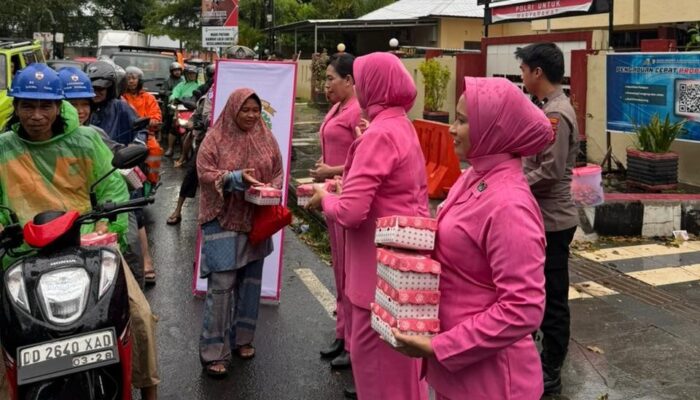 Bhayangkari Berbagi Takjil, Tebar Kepedulian di Bulan Ramadhan