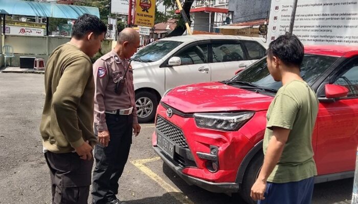 Personel Sat Lantas Polsek Rappocini Sigap Tangani Kecelakaan Lalu Lintas di Jalan Sultan Alauddin