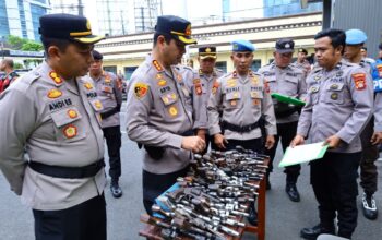 Kapolrestabes Makassar Periksa Senjata Api Personel, Tekankan Penggunaan Sesuai Ketentuan