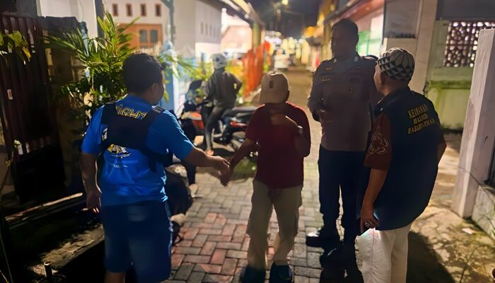 Tersesat dan Lupa Jalan Pulang, Personil Polsek Panakkukang Antar Kakek 70 Tahun Kembali ke Pelukan Keluarga