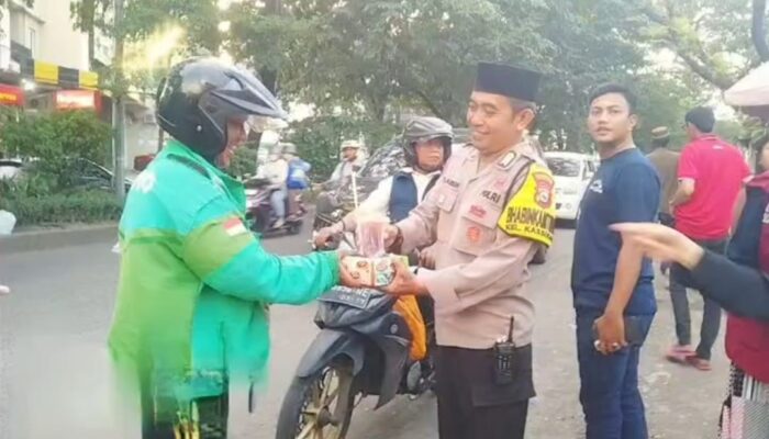 Bhabinkamtibmas Kassi-Kassi Bersama Ketua RW dan RT Berbagi Takjil di Jl. Hertasning