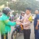 Bhabinkamtibmas Kassi-Kassi Bersama Ketua RW dan RT Berbagi Takjil di Jl. Hertasning