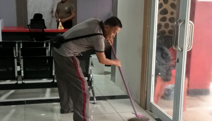 Personel Polsek Biringkanaya Gelar Jumat Bersih, Ciptakan Lingkungan Kerja Nyaman