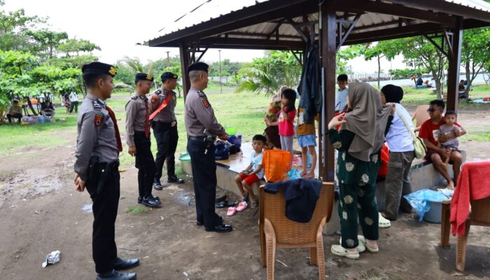 Personel Polrestabes Makassar Pengamanan di Tempat Wisata Selama Libur Lebaran