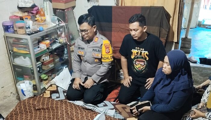 Kapolsek Biringkanaya AKP Andik Wahyu Cahyono Melayat ke Rumah Duka, Wujud Empati kepada Warga