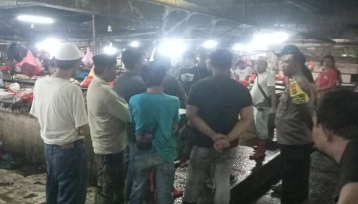 Bhabinkamtibmas Polsek Bontoala Sambang Dialogis di Pasar Terong Himbau Warga Jaga Kamtibmas