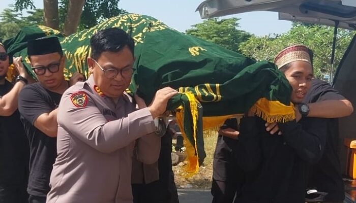 Kapolsek Biringkanaya Ikut Mengantar dan Mengusung Jenazah Warga Hingga ke Pemakaman 