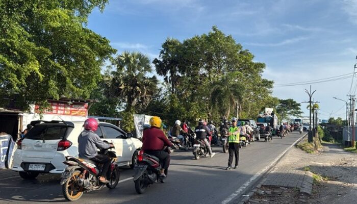 Jam Sibuk Pagi, Polsek Tamalate Laksanakan Gatur Lalin Rutin Ciptakan Kamseltibcar Lantas